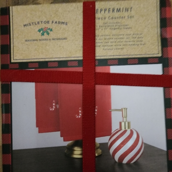 MISTLETOE FARMS Peppermint 3-Pc. Towel & Pump Set - Picture 5 of 7